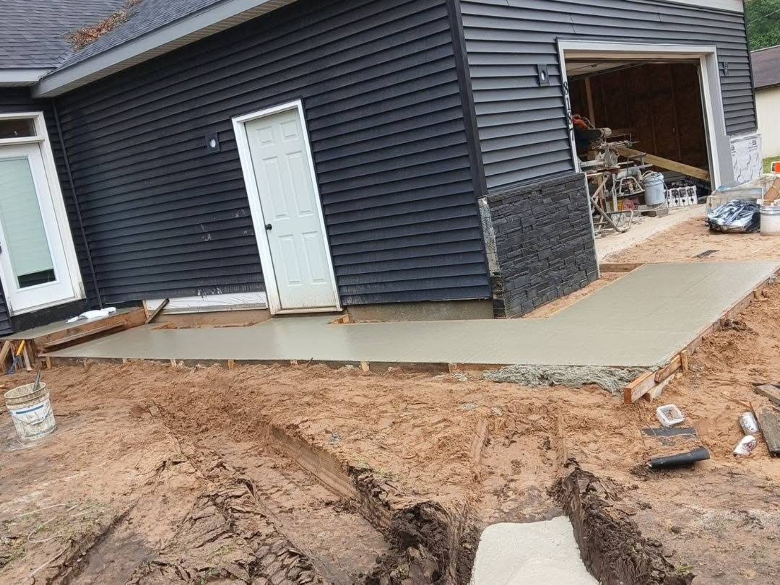 Residential concrete walkway